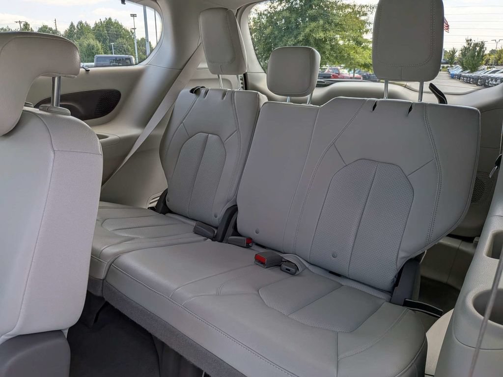Used 2021 Chrysler Pacifica Touring-L w/ Premium & Safety Sphere Group FWD image 13