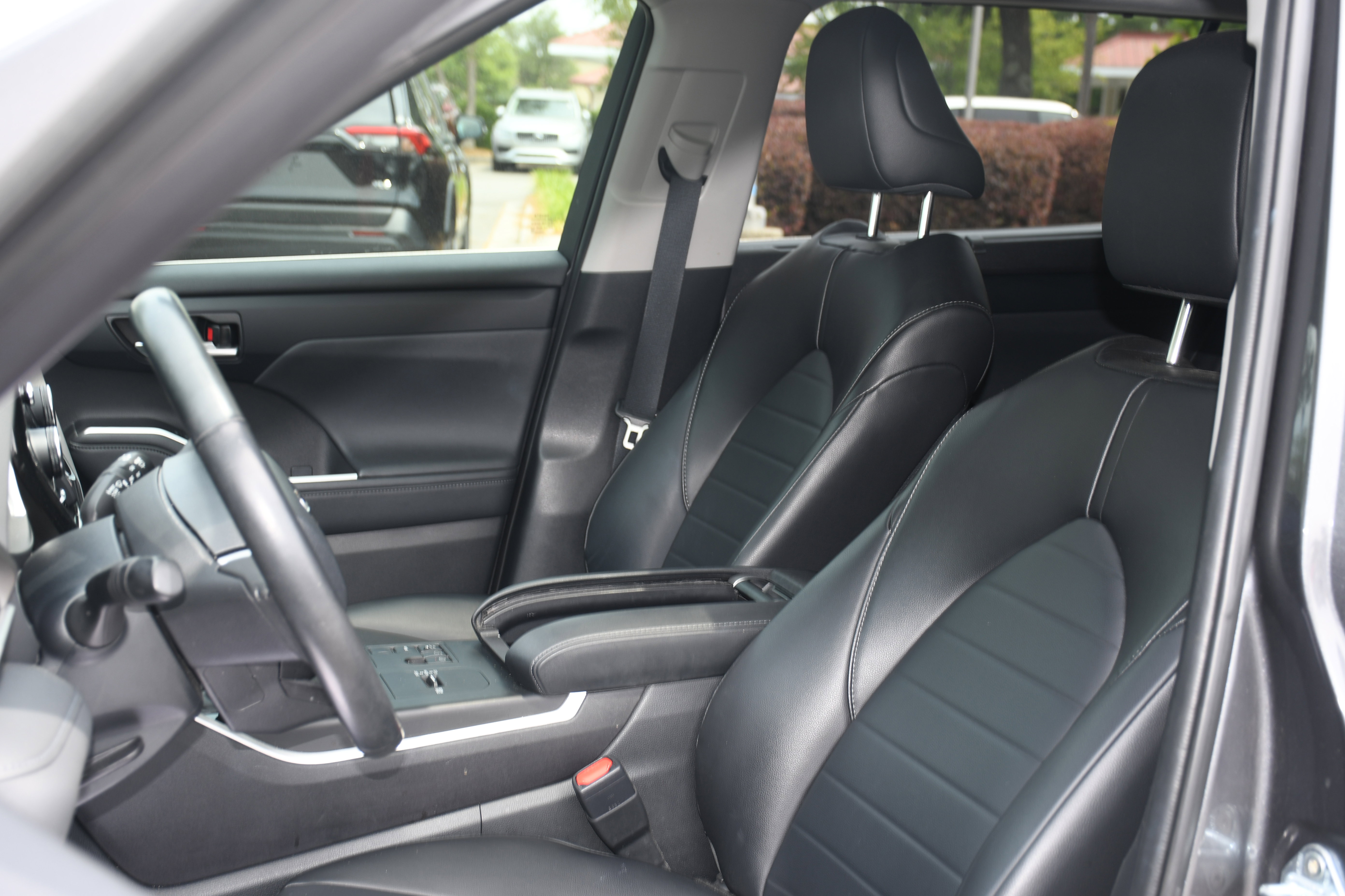 Used 2023 Toyota Highlander XLE FWD image 12