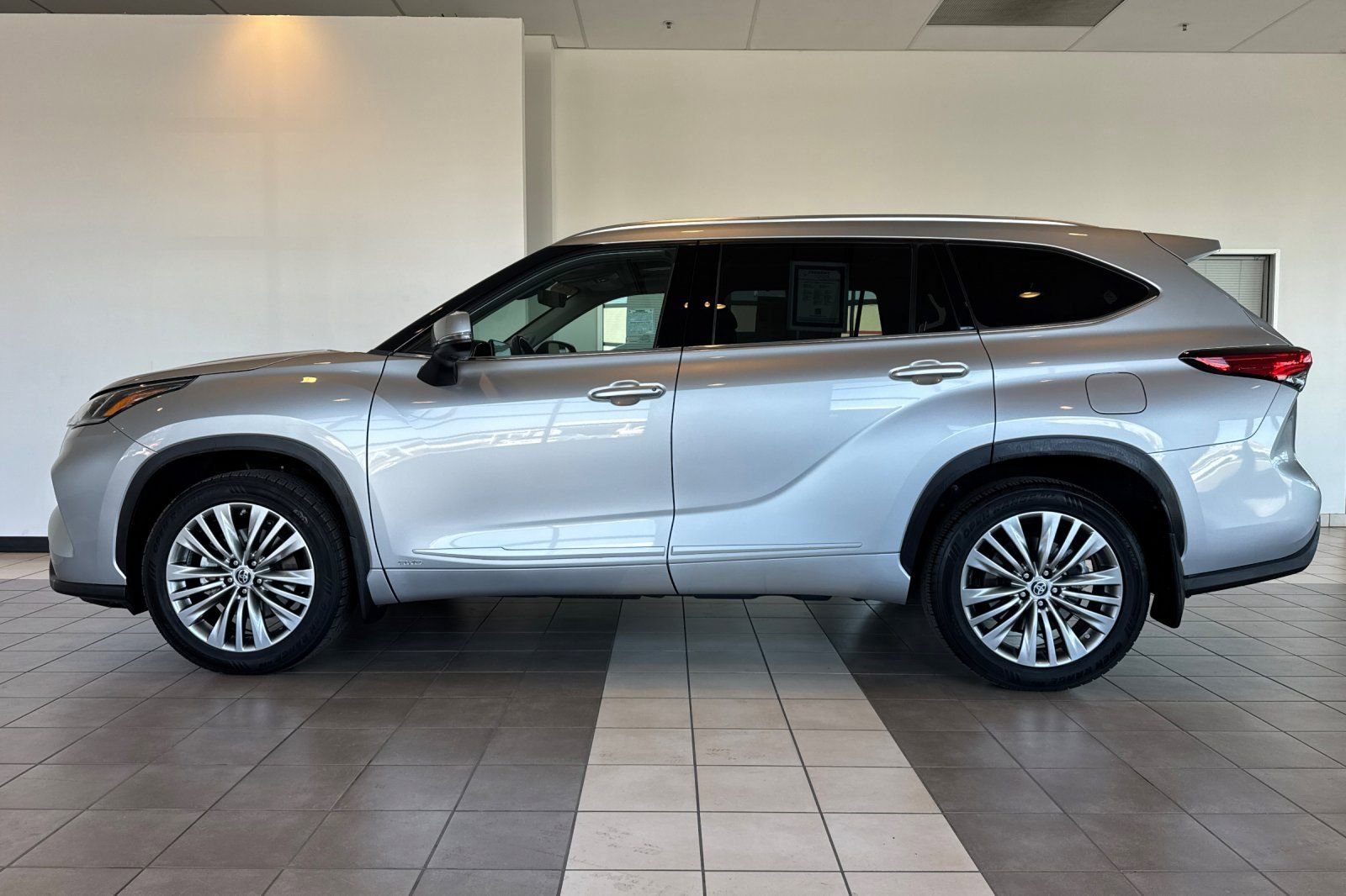 Used 2022 Toyota Highlander Platinum AWD/4WD image 7