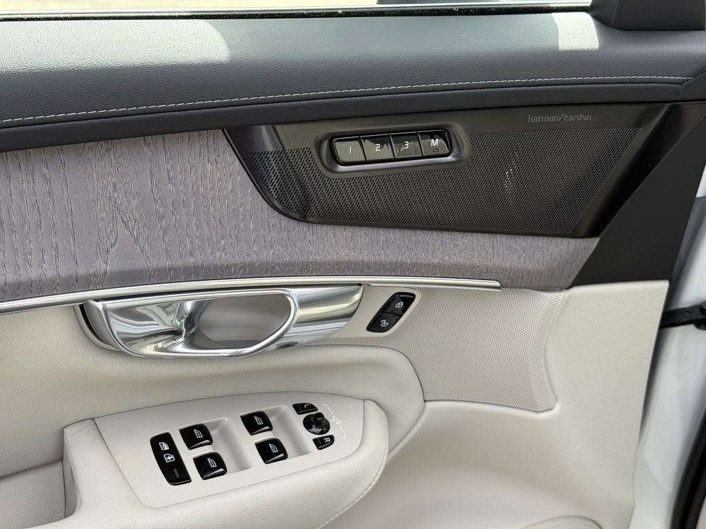 New 2026 Volvo XC90 B6 Ultra image 18