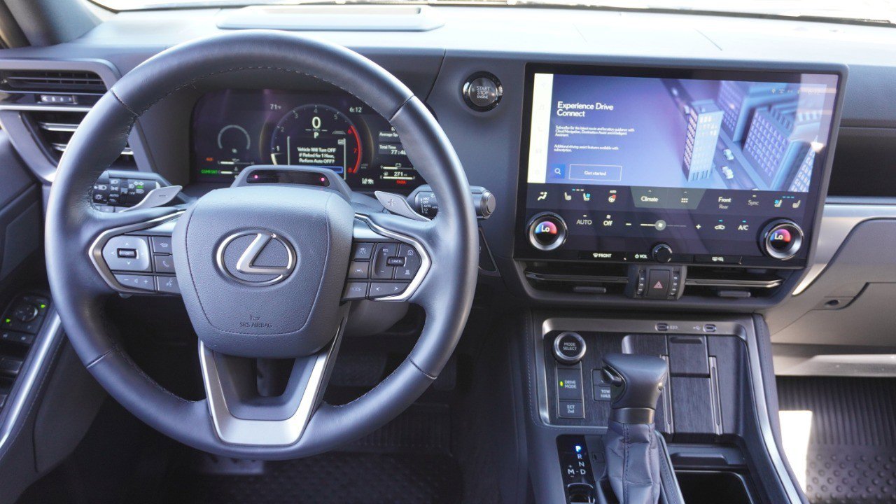 Used 2025 Lexus GX 550 w/ Accessory Package (2T) AWD/4WD image 31