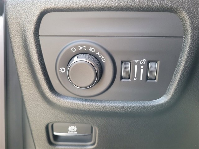Used 2025 Jeep Grand Cherokee Altitude image 21