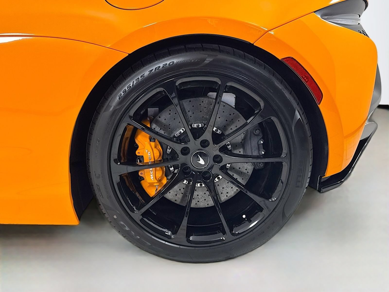 Used 2025 McLaren Artura Spider RWD image 9