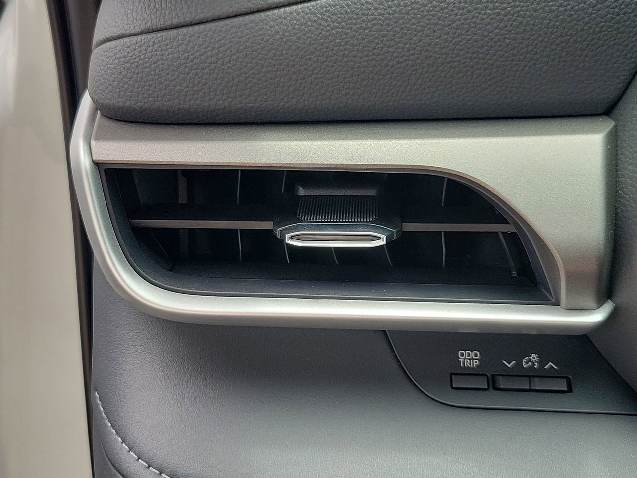 Used 2025 Toyota Highlander XLE FWD image 35