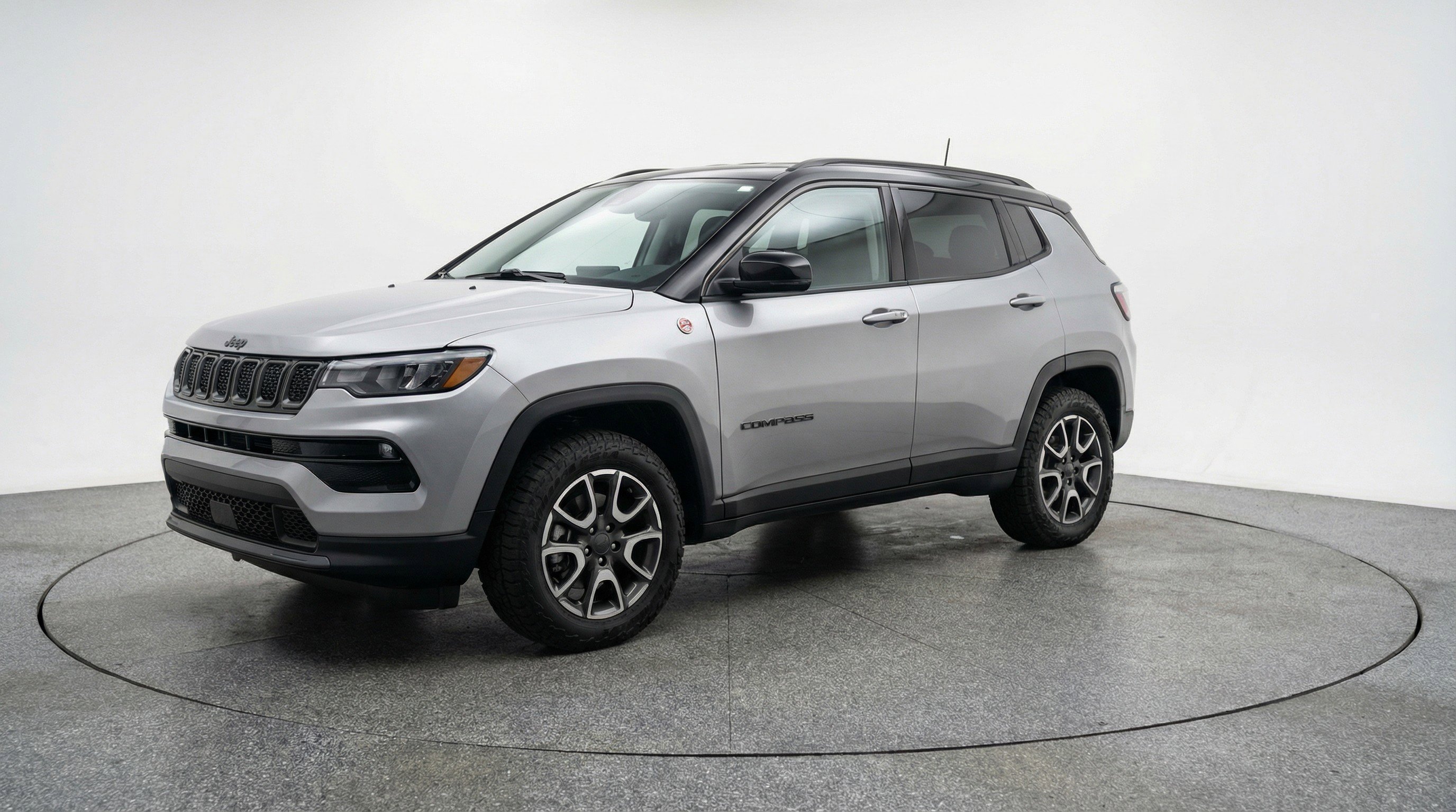 Used 2025 Jeep Compass Trailhawk image 3