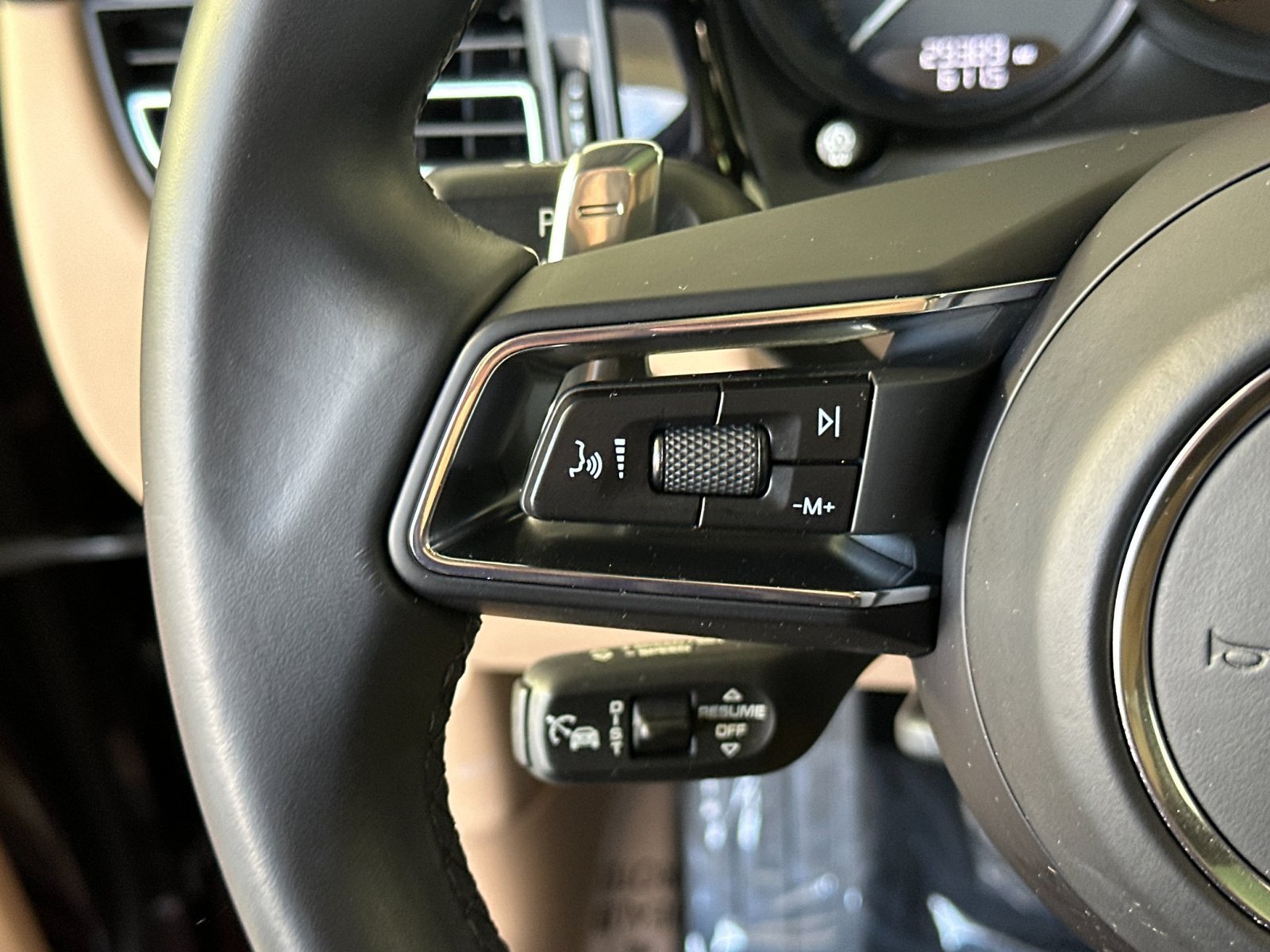 Certified 2023 Porsche Macan S AWD/4WD image 28