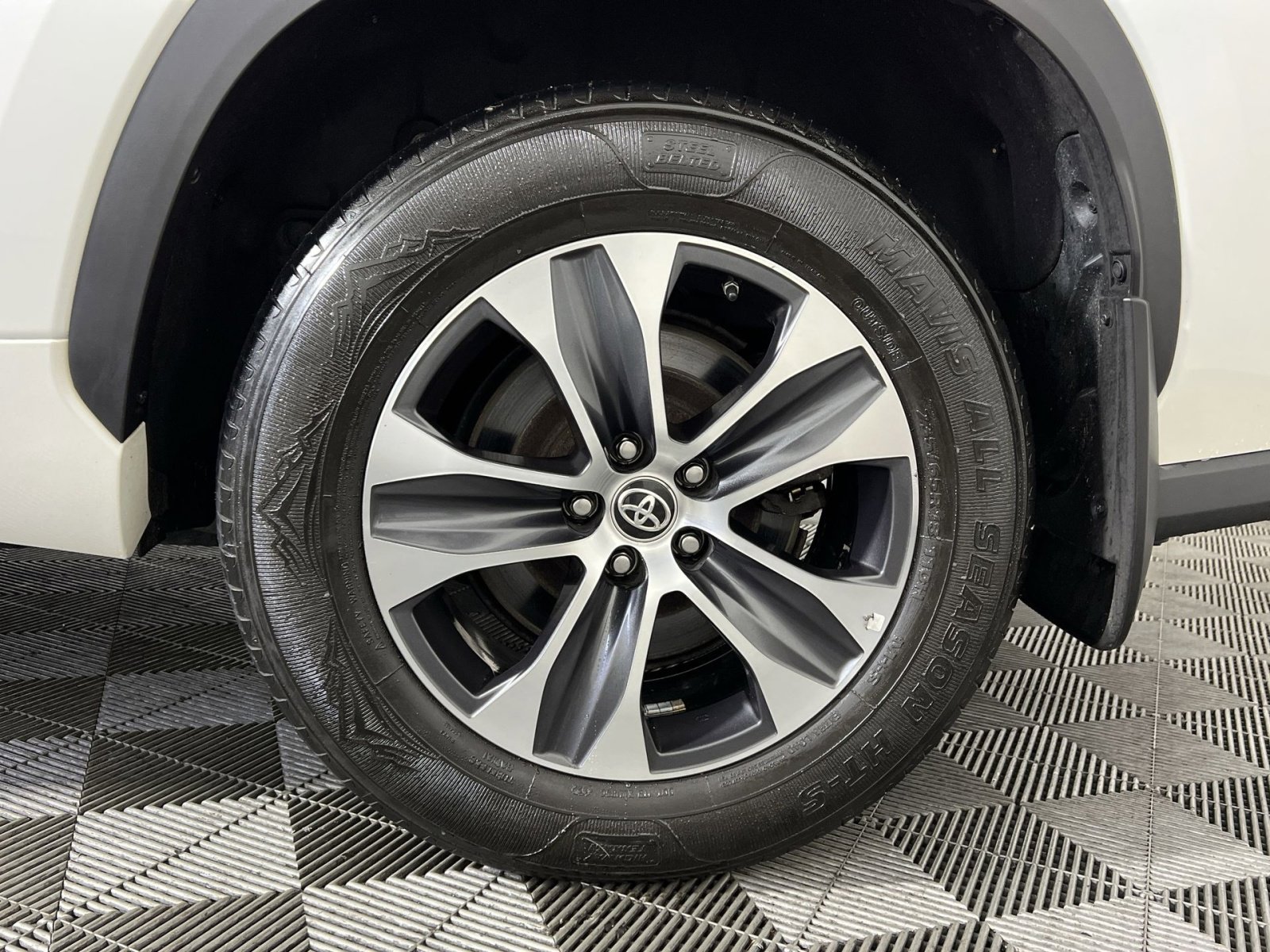 Used 2020 Toyota Highlander XLE image 12