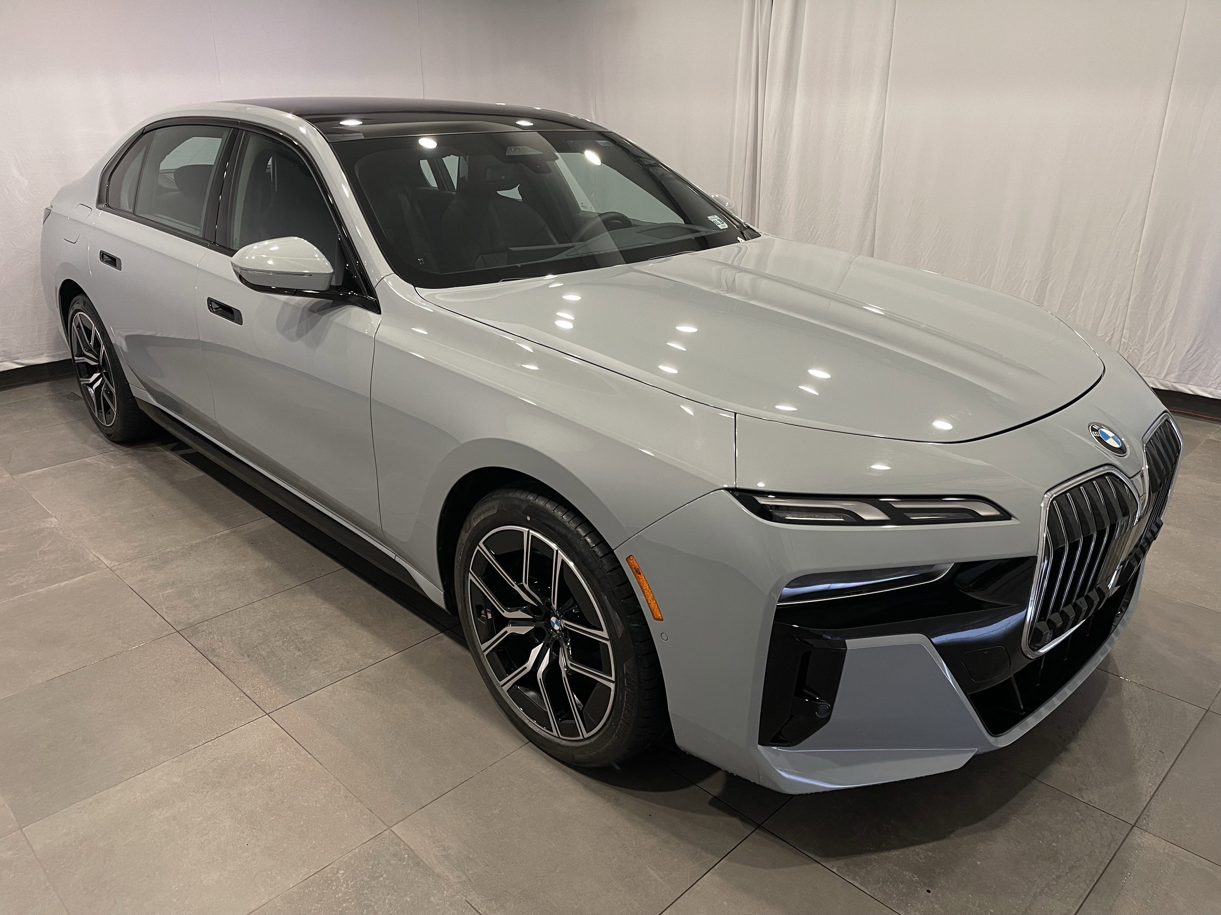 Certified 2024 BMW 760i xDrive w/ Premium Package 2 AWD/4WD image 3