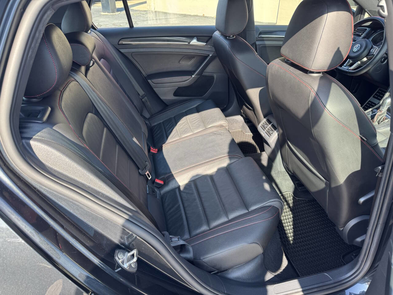 Used 2017 Volkswagen GTI SE image 9