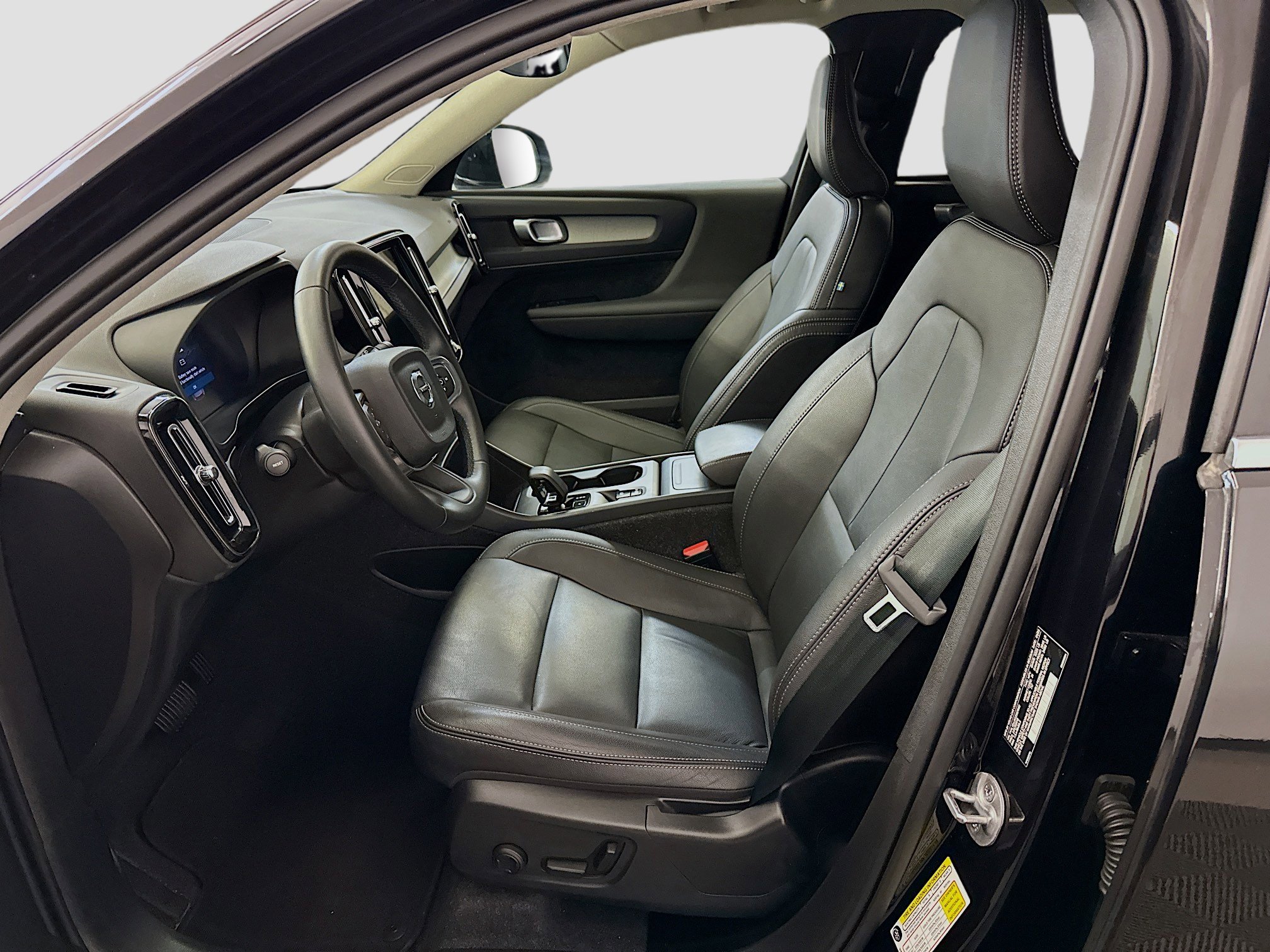 Used 2025 Volvo XC40 B5 Core image 13