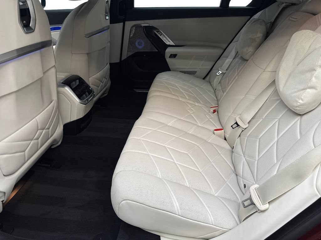 Used 2023 BMW i7 xDrive60 AWD/4WD image 32
