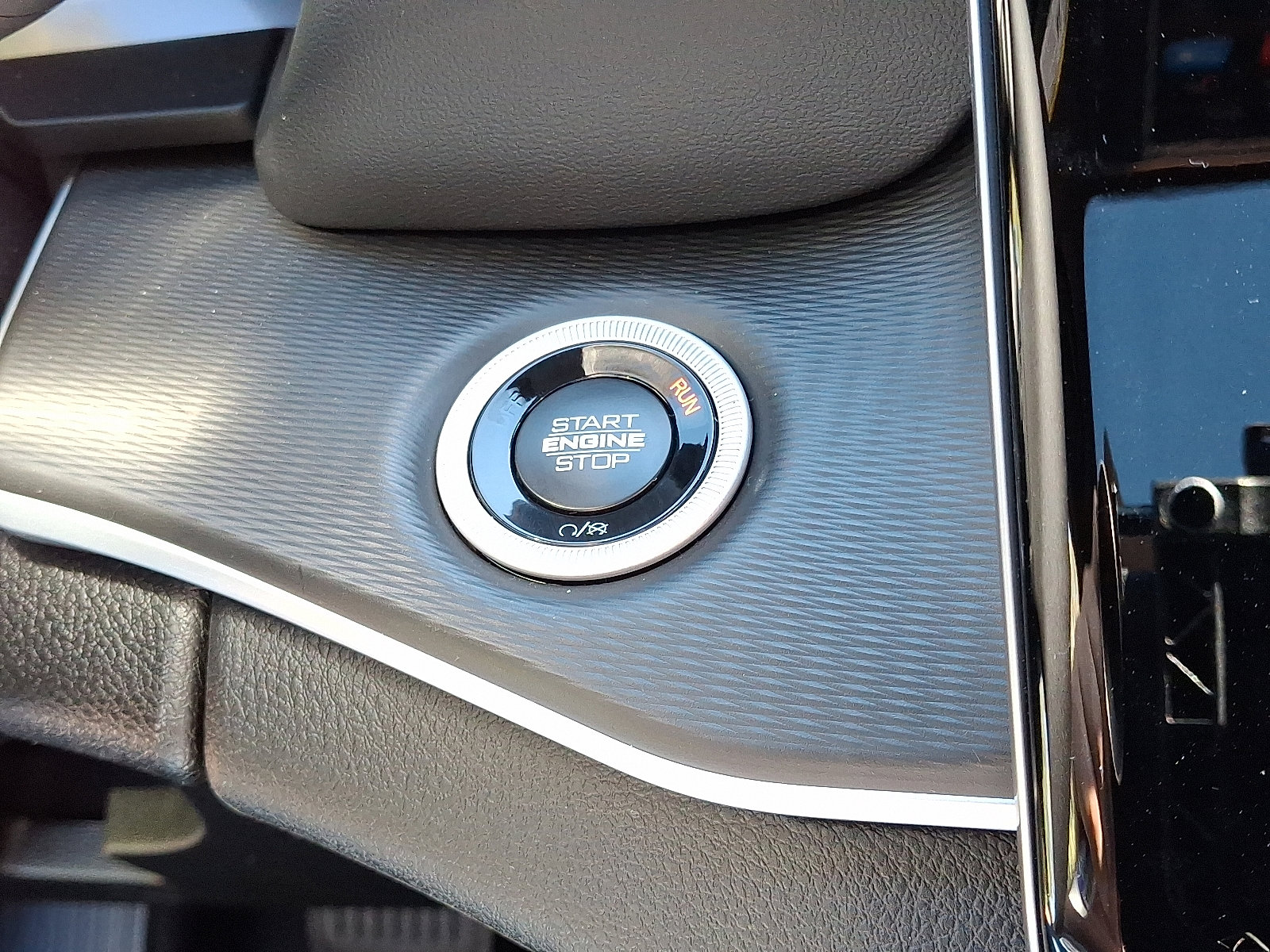 New 2025 Jeep Grand Cherokee Altitude image 13