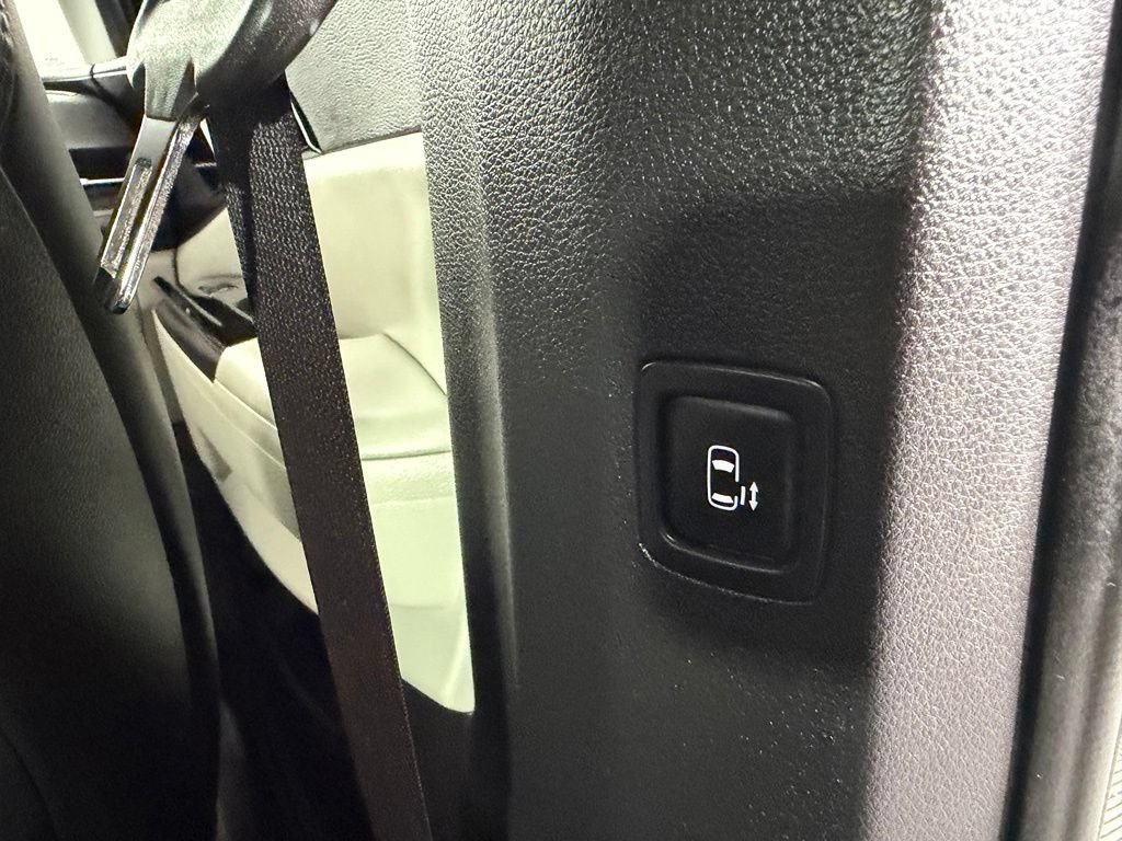 Used 2024 Kia Carnival EX FWD image 33