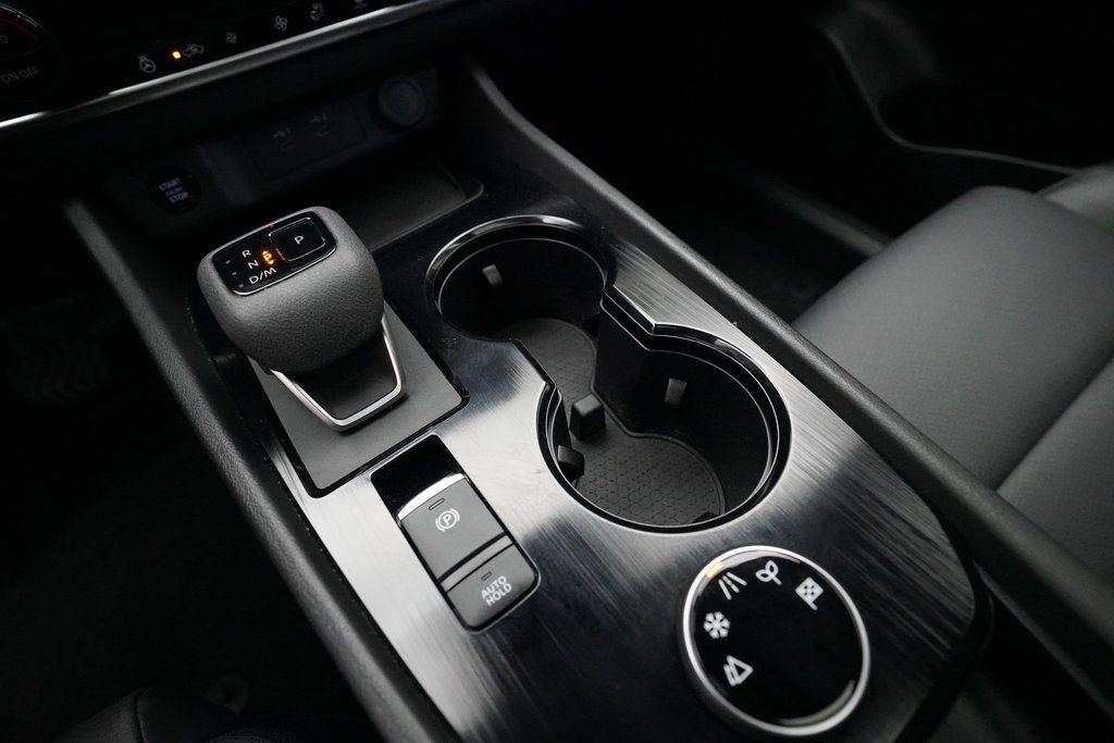 Used 2024 Nissan Rogue SV w/ SV Premium Package image 17