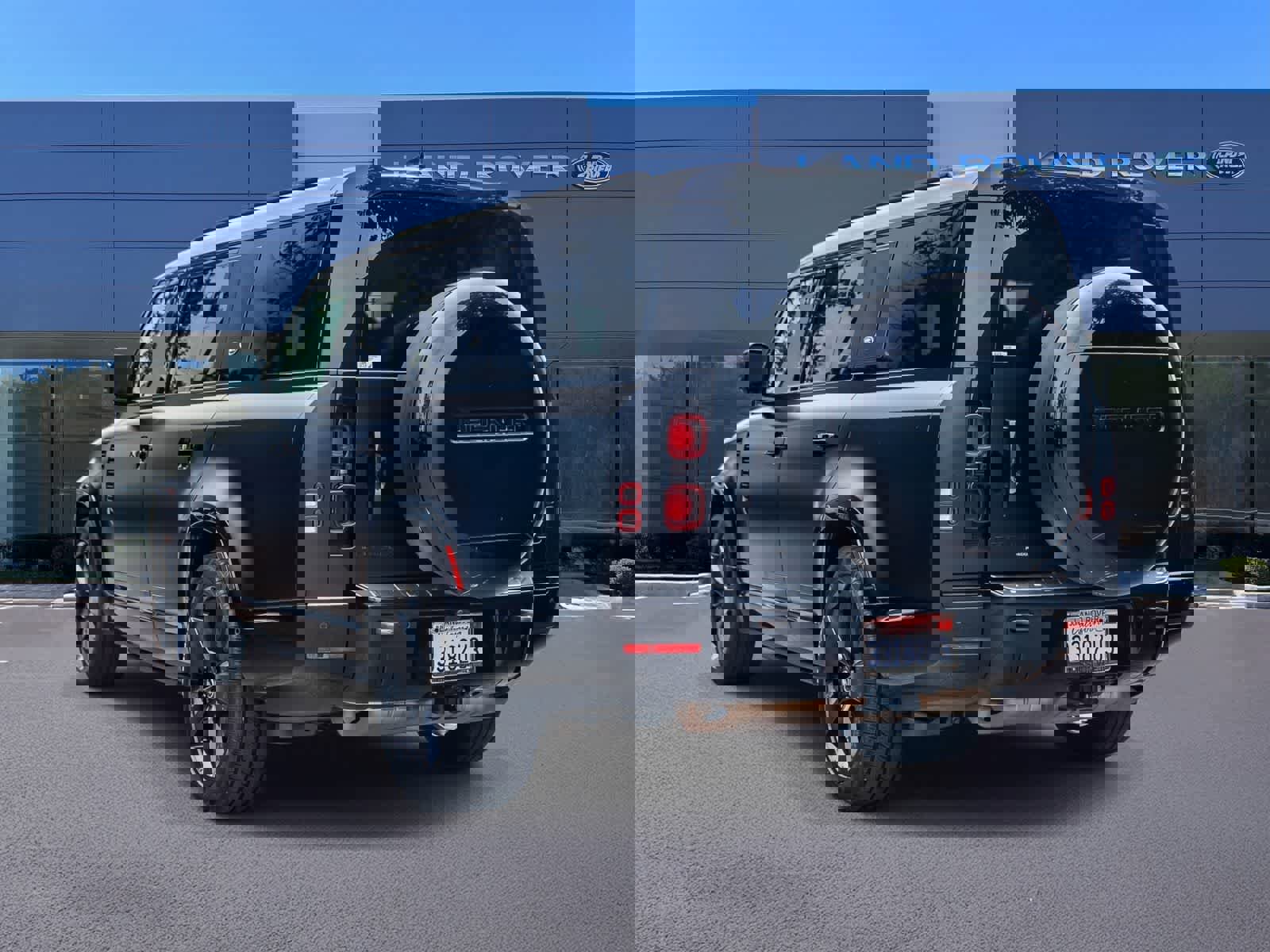 Used 2023 Land Rover Defender 130 X-Dynamic SE image 6