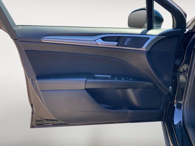 Used 2019 Ford Fusion SE FWD image 16