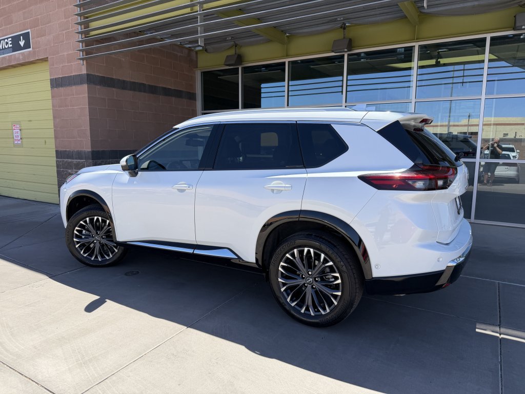 Used 2025 Nissan Rogue Platinum w/ Tech Package FWD image 5