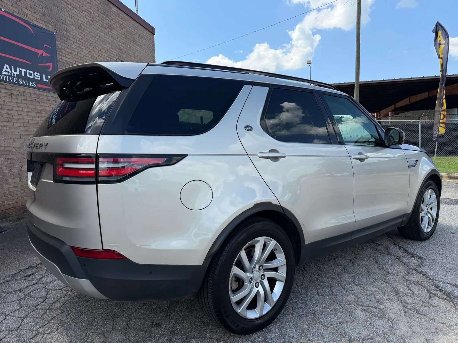 Used 2017 Land Rover Discovery HSE AWD/4WD image 8