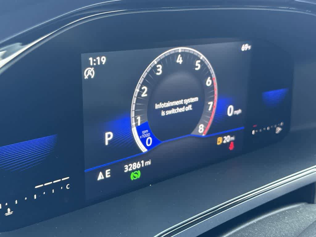 Used 2022 Volkswagen Taos SE w/ Panoramic Sunroof Package FWD image 16