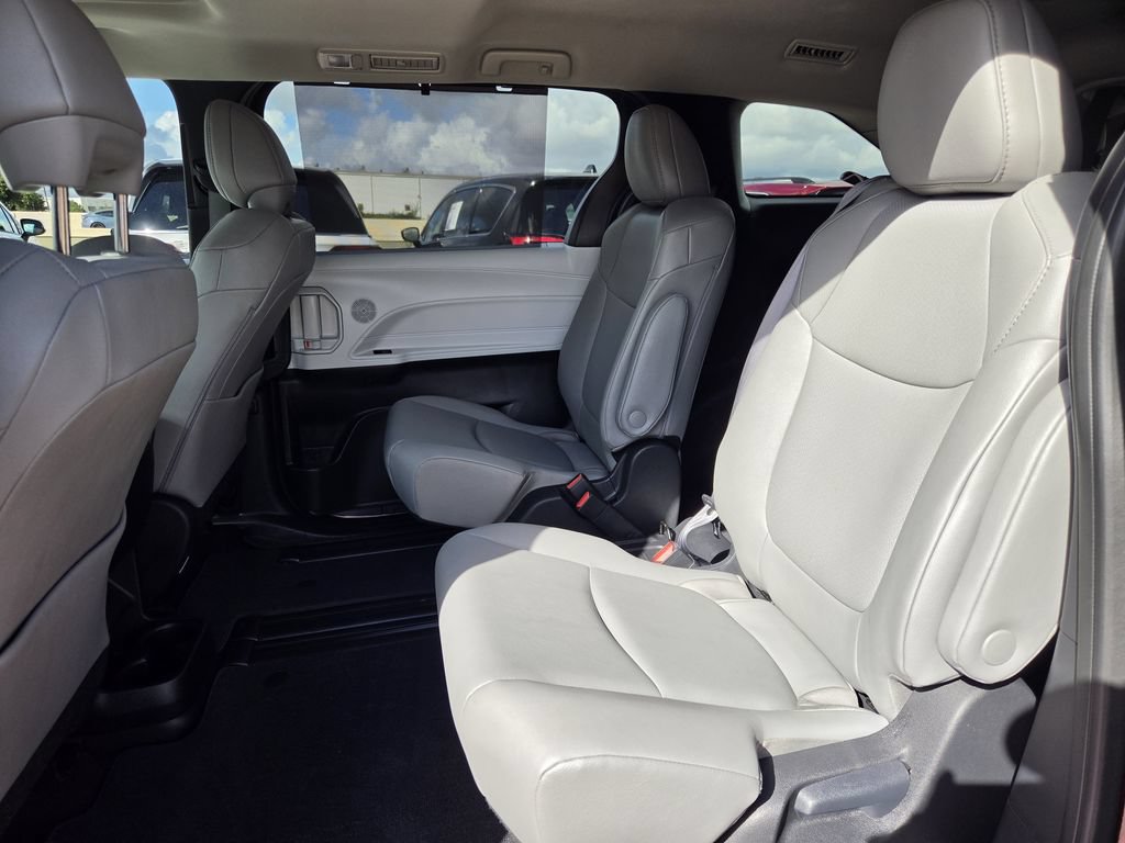Used 2025 Toyota Sienna XLE FWD image 28
