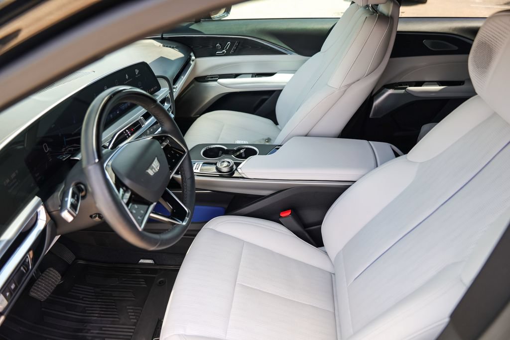 Used 2024 Cadillac Lyriq Luxury AWD/4WD image 8
