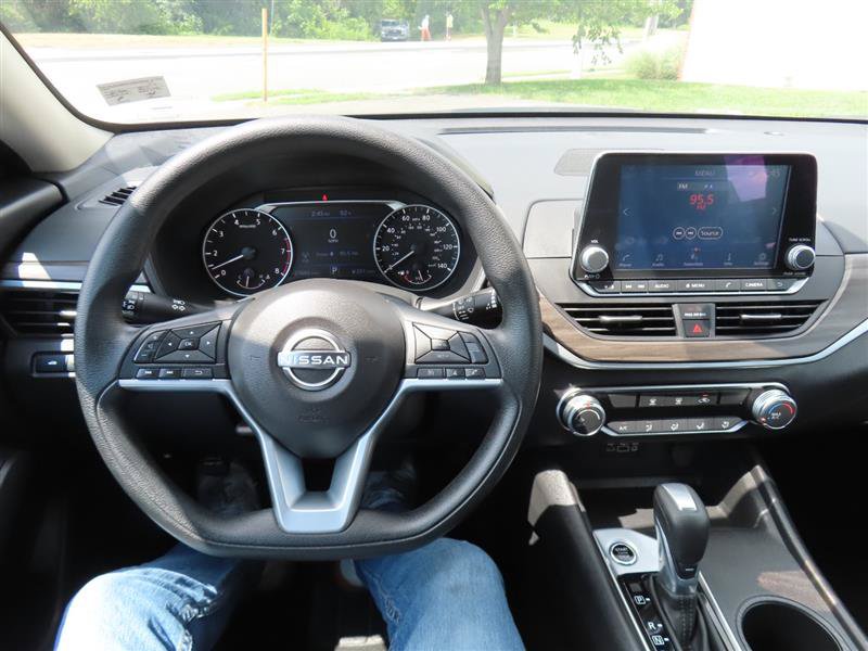 Used 2025 Nissan Altima 2.5 SV FWD image 22