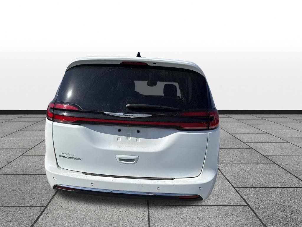 Used 2023 Chrysler Pacifica Touring-L FWD image 6