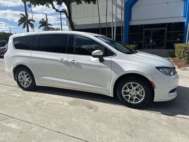 Used 2023 Chrysler Voyager LX FWD image 34