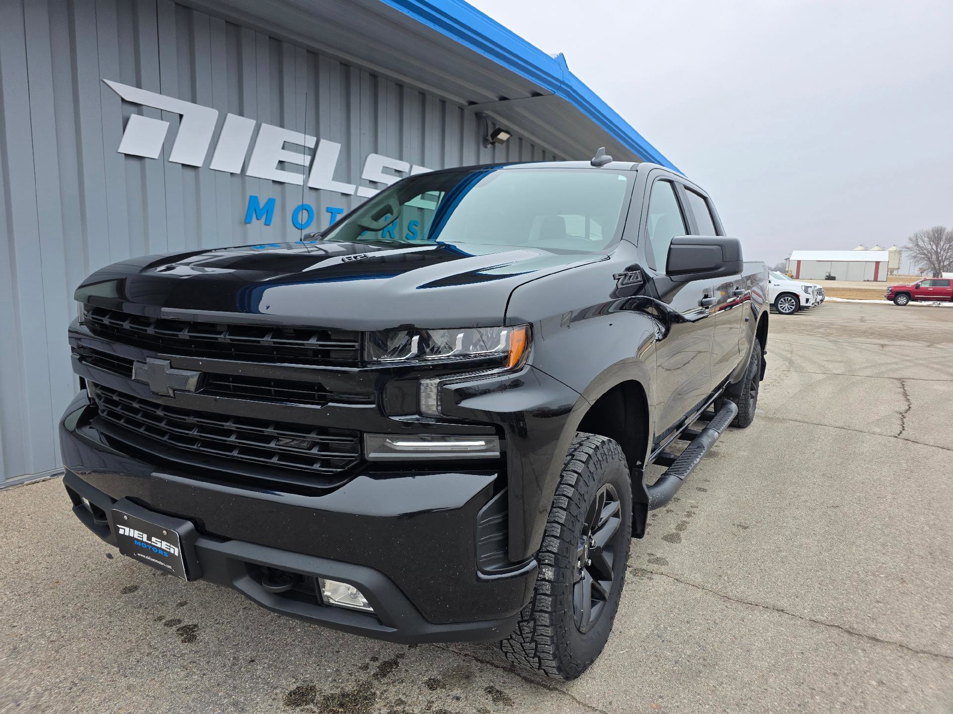 Used 2020 Chevrolet Silverado 1500 LT Trail Boss w/ Midnight Edition image 2