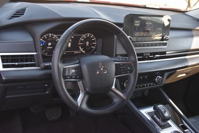 Used 2023 Mitsubishi Outlander AWD image 16