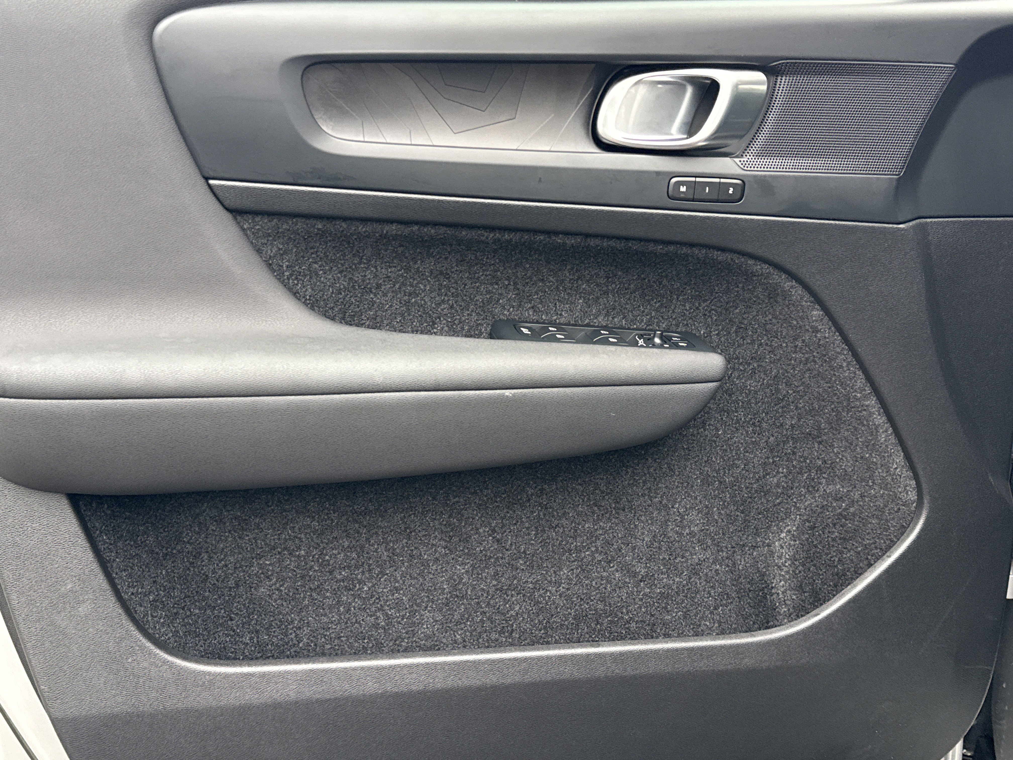 Used 2023 Volvo XC40 Recharge Core image 13