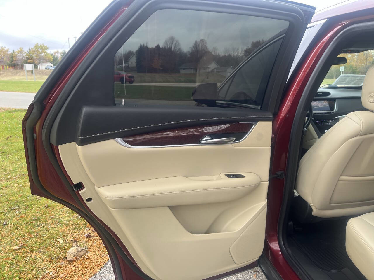 Used 2017 Cadillac XT5 Luxury w/ Driver Awareness Package image 27