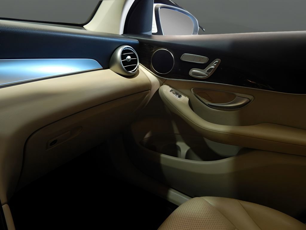 Used 2019 Mercedes-Benz GLC 300 4MATIC w/ Premium Package image 24