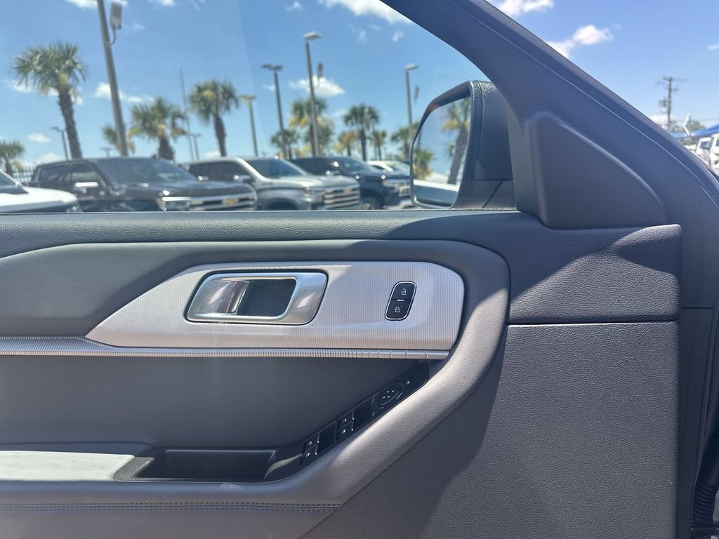 Used 2025 Ford Explorer Active RWD image 30