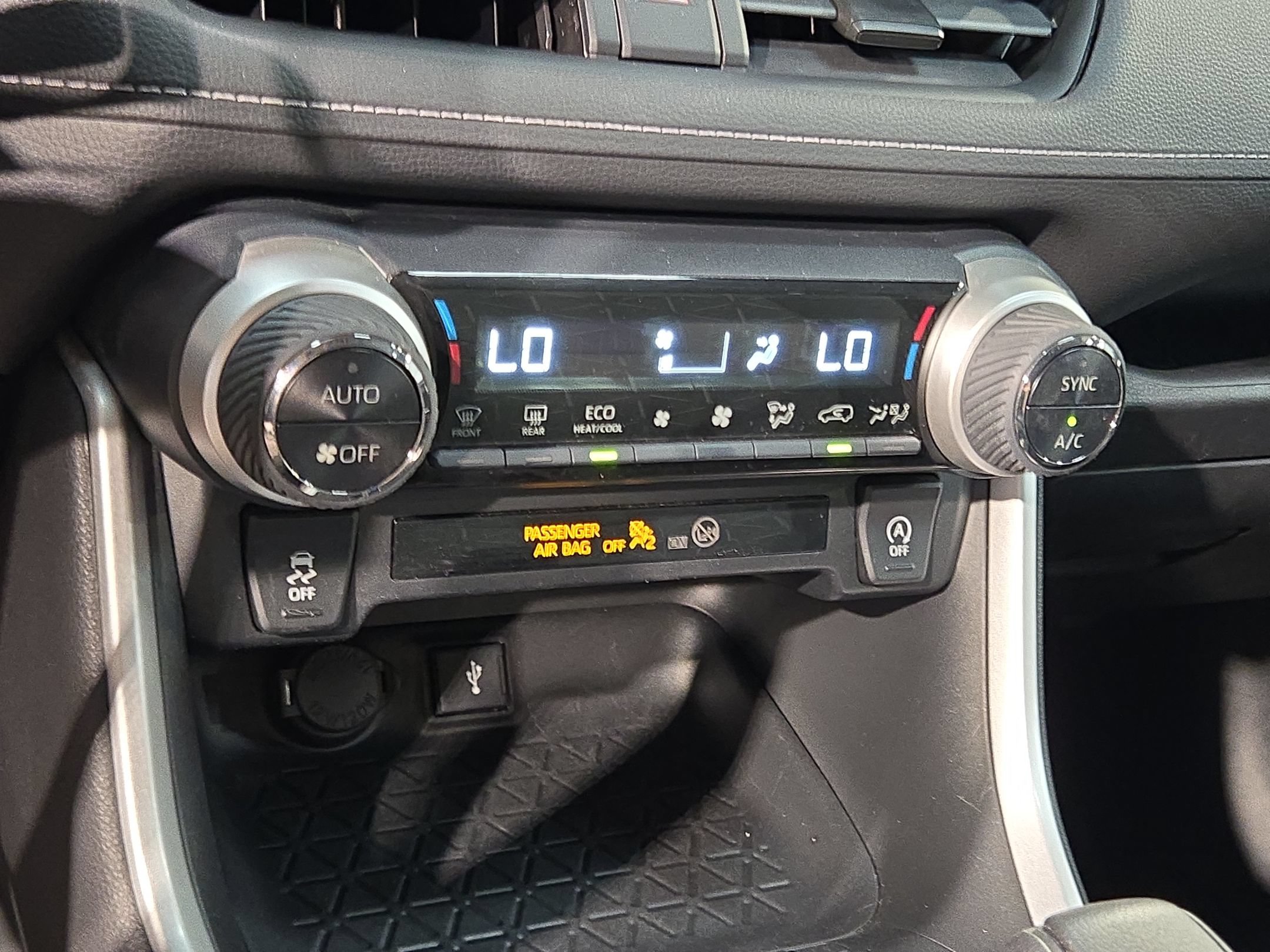 Used 2020 Toyota RAV4 XLE w/ Convenience Package FWD image 33