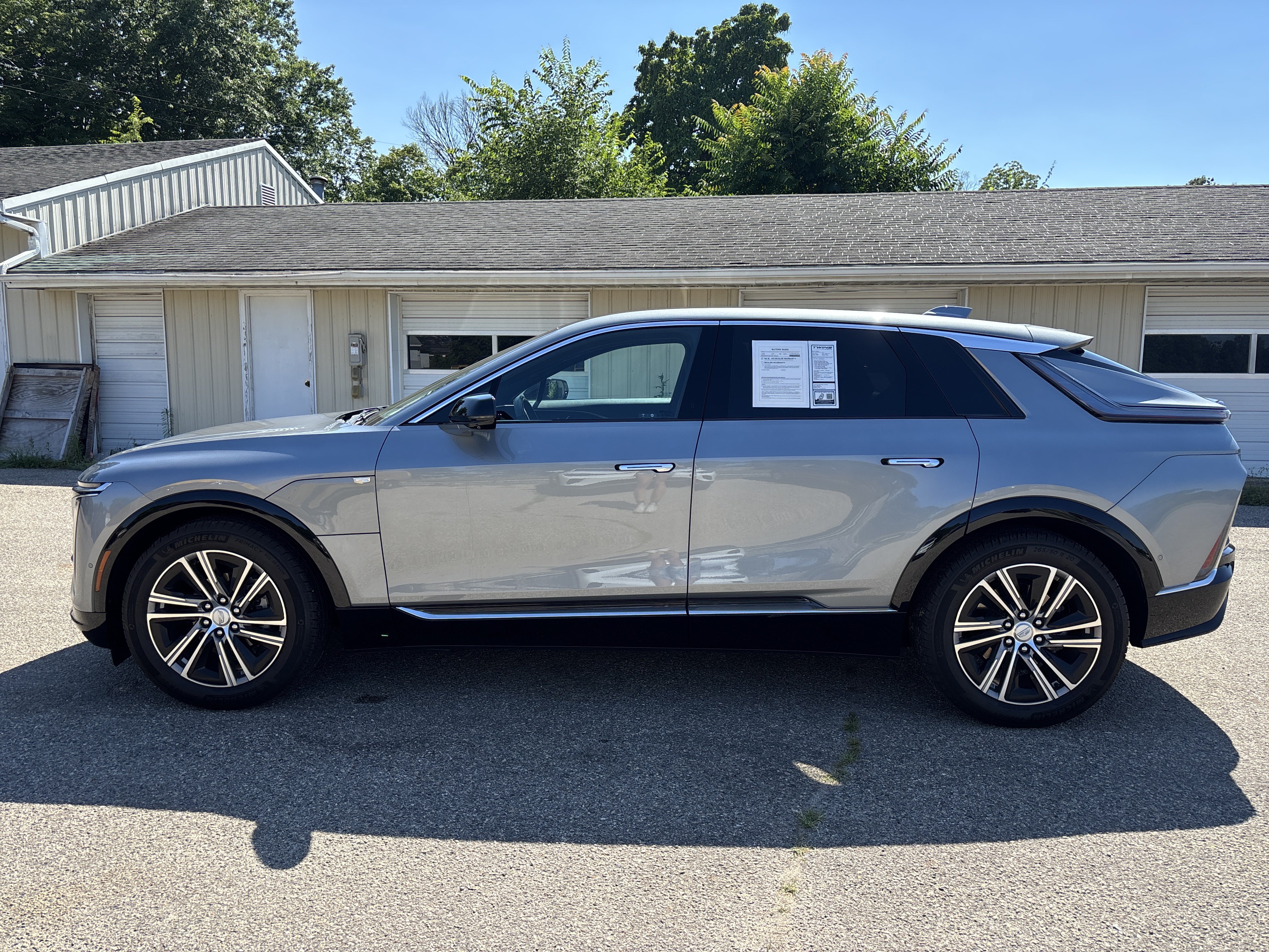 Used 2024 Cadillac Lyriq Luxury AWD/4WD image 6