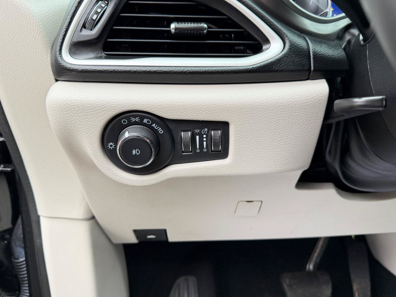 Used 2023 Chrysler Pacifica Touring-L FWD image 19