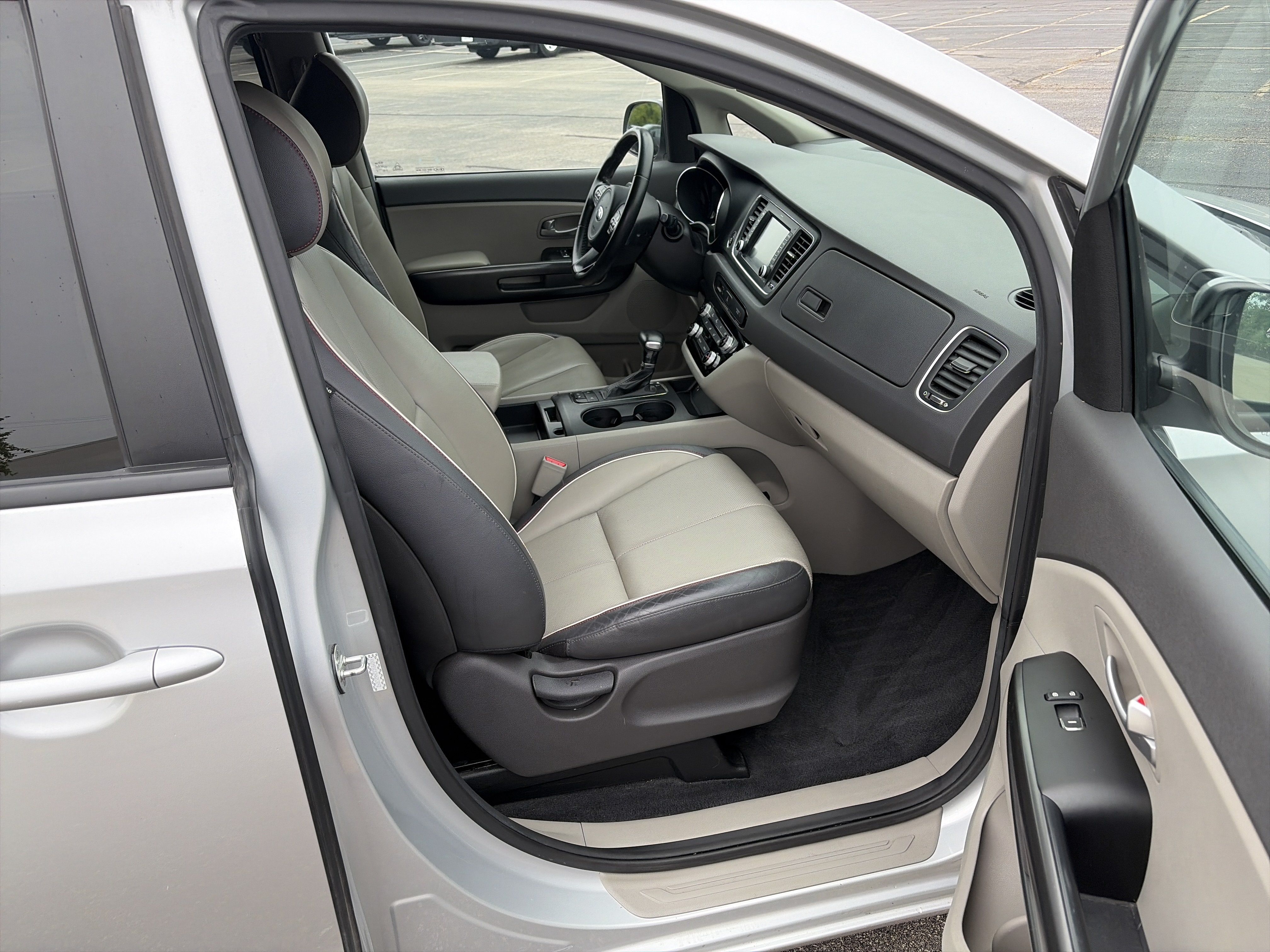 Used 2017 Kia Sedona LX w/ LX Essentials Premium Package FWD image 18