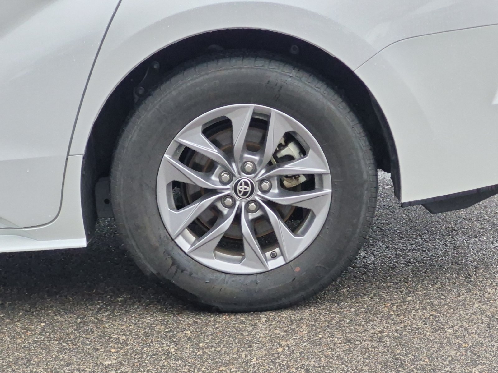 Used 2025 Toyota Sienna XLE FWD image 25