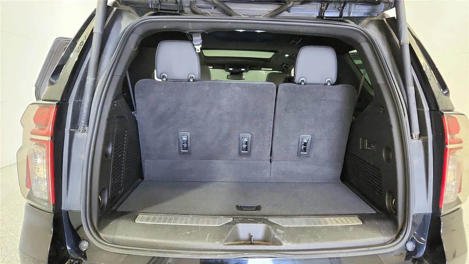 Used 2023 Chevrolet Tahoe Z71 w/ Luxury Package AWD/4WD image 19