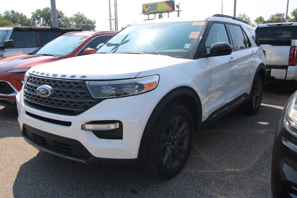 Used 2024 Ford Explorer XLT w/ Equipment Group 202A AWD/4WD image 4