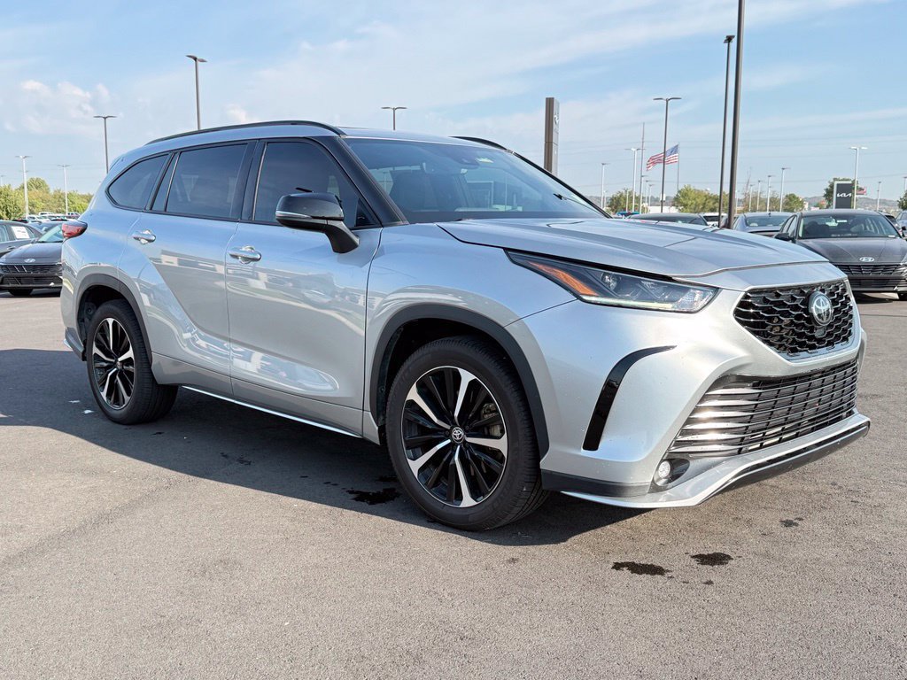 Used 2021 Toyota Highlander XSE FWD image 3