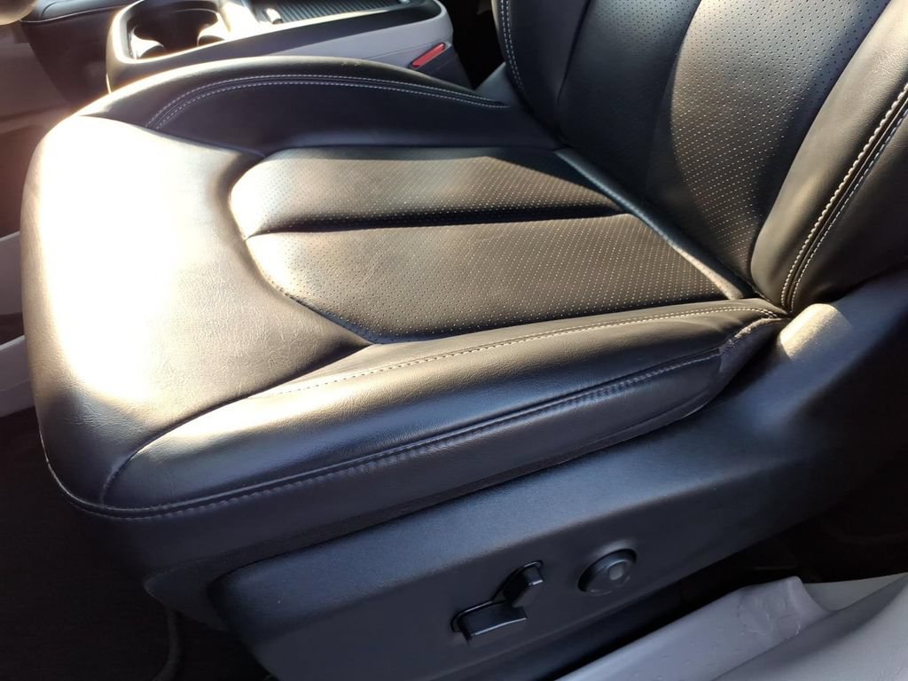 Used 2023 Chrysler Pacifica Touring-L FWD image 12