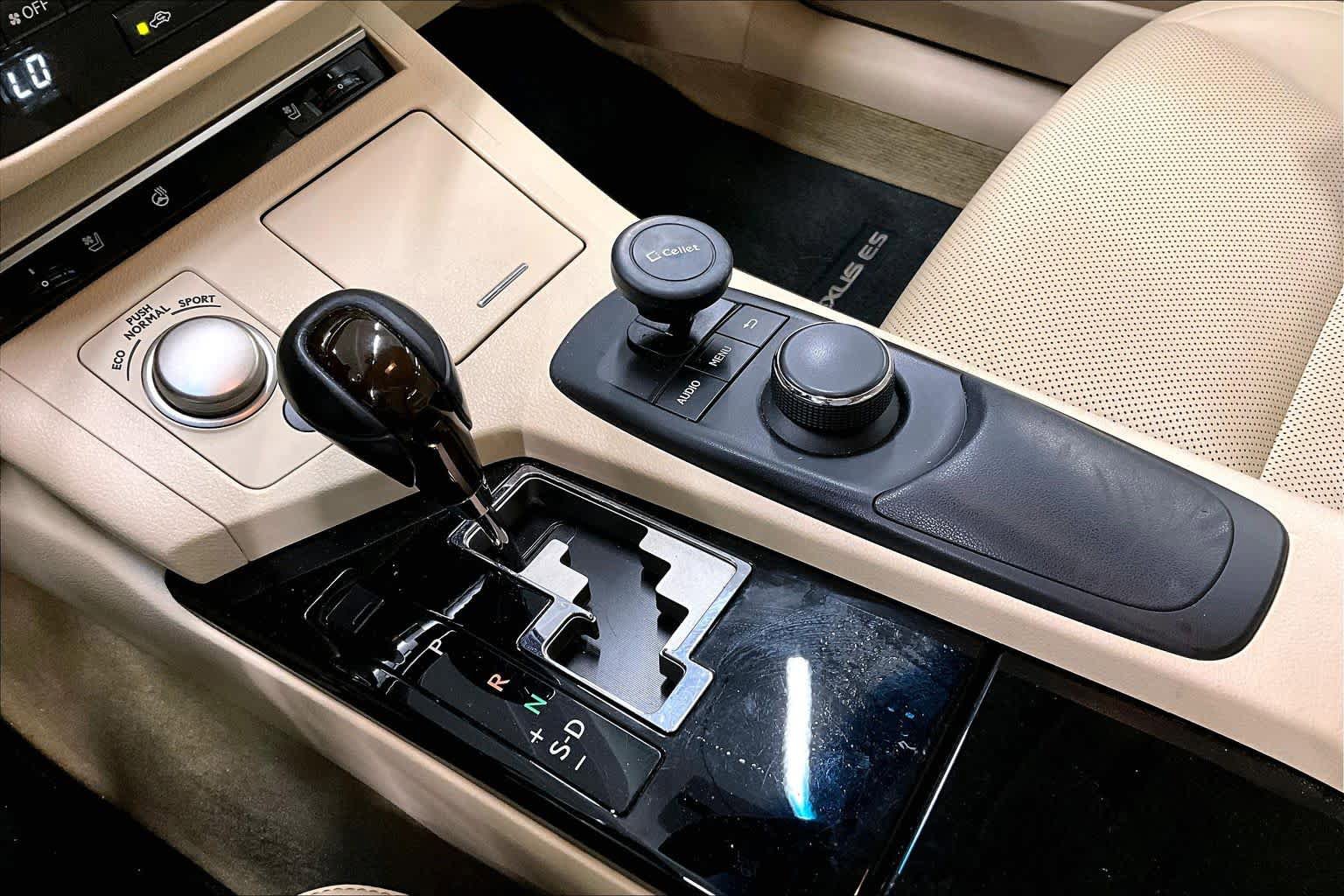 Used 2015 Lexus ES 350 w/ Premium Package FWD image 16