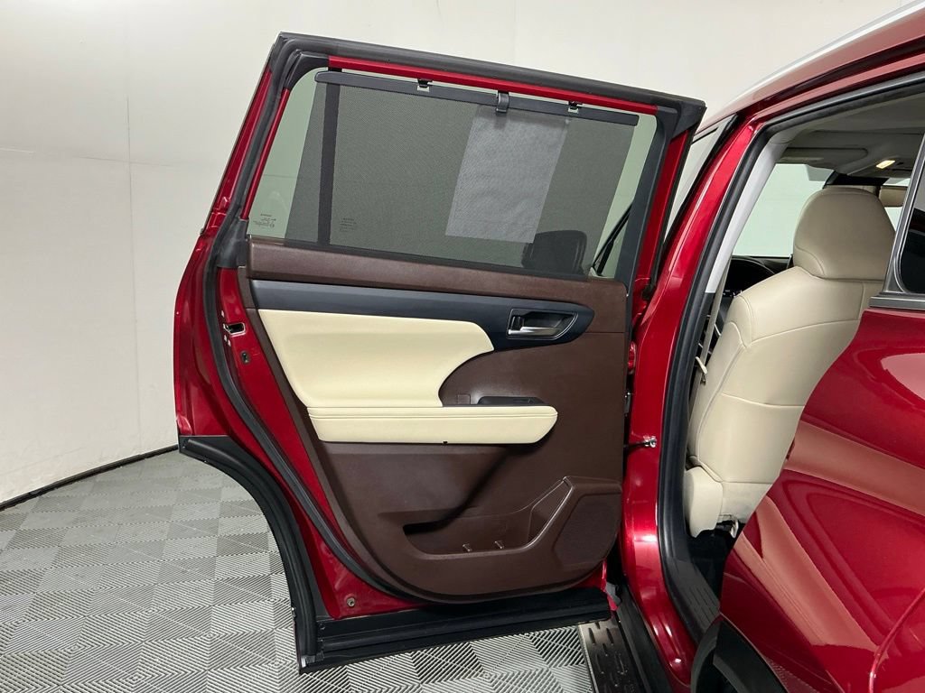 Used 2022 Toyota Highlander XLE FWD image 23