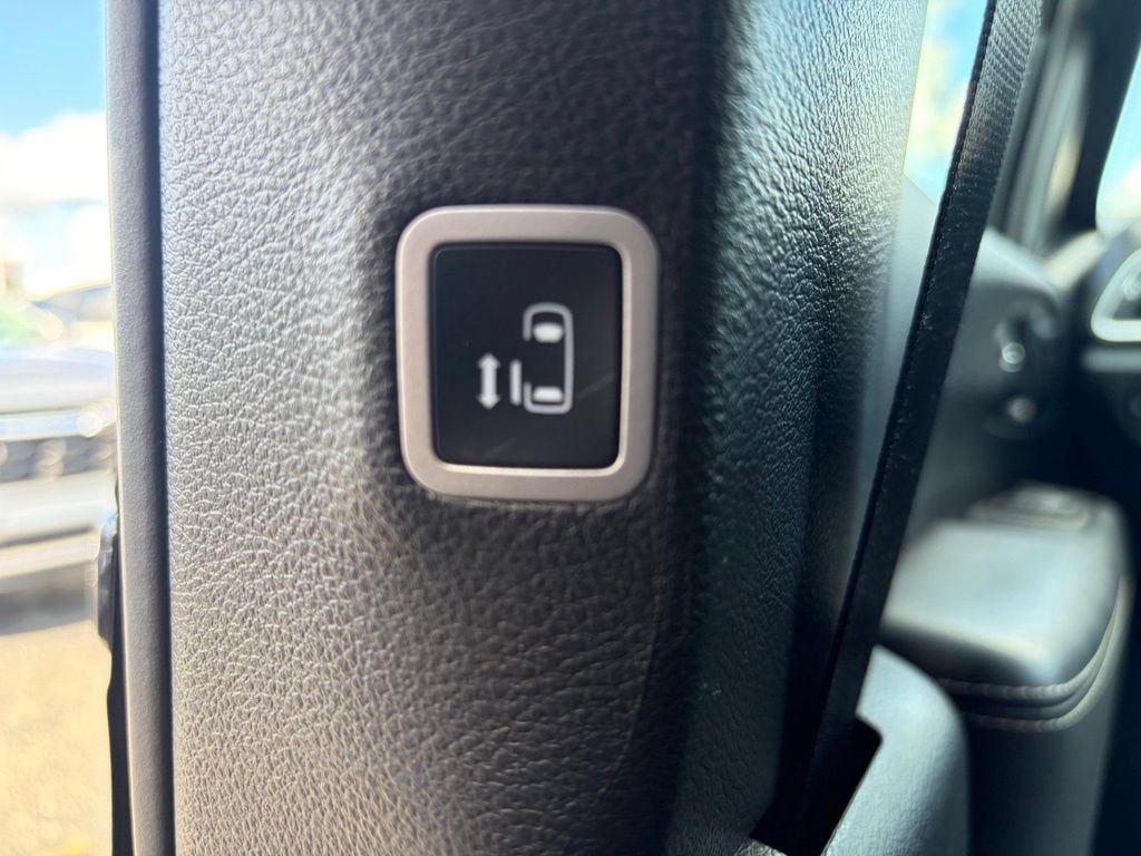 Certified 2025 Chrysler Pacifica Select FWD image 15
