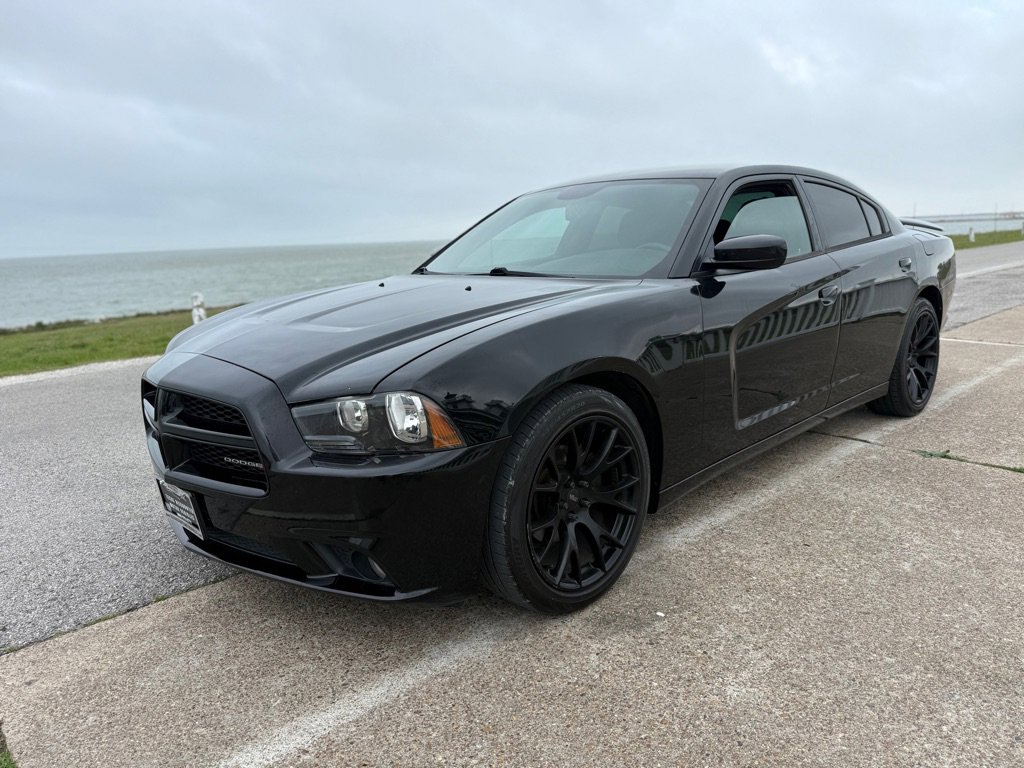 Used 2014 Dodge Charger SXT w/ Blacktop Package RWD image 1