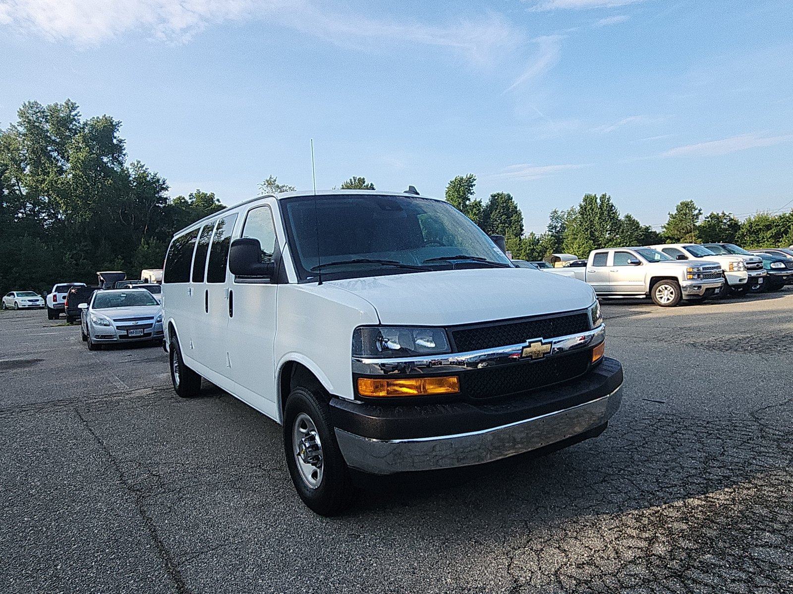 Used 2025 Chevrolet Express 3500 LT w/ LT Preferred Equipment Group RWD image 7