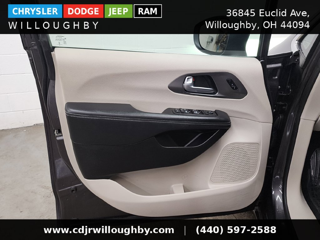 Used 2023 Chrysler Pacifica Touring-L AWD/4WD image 11