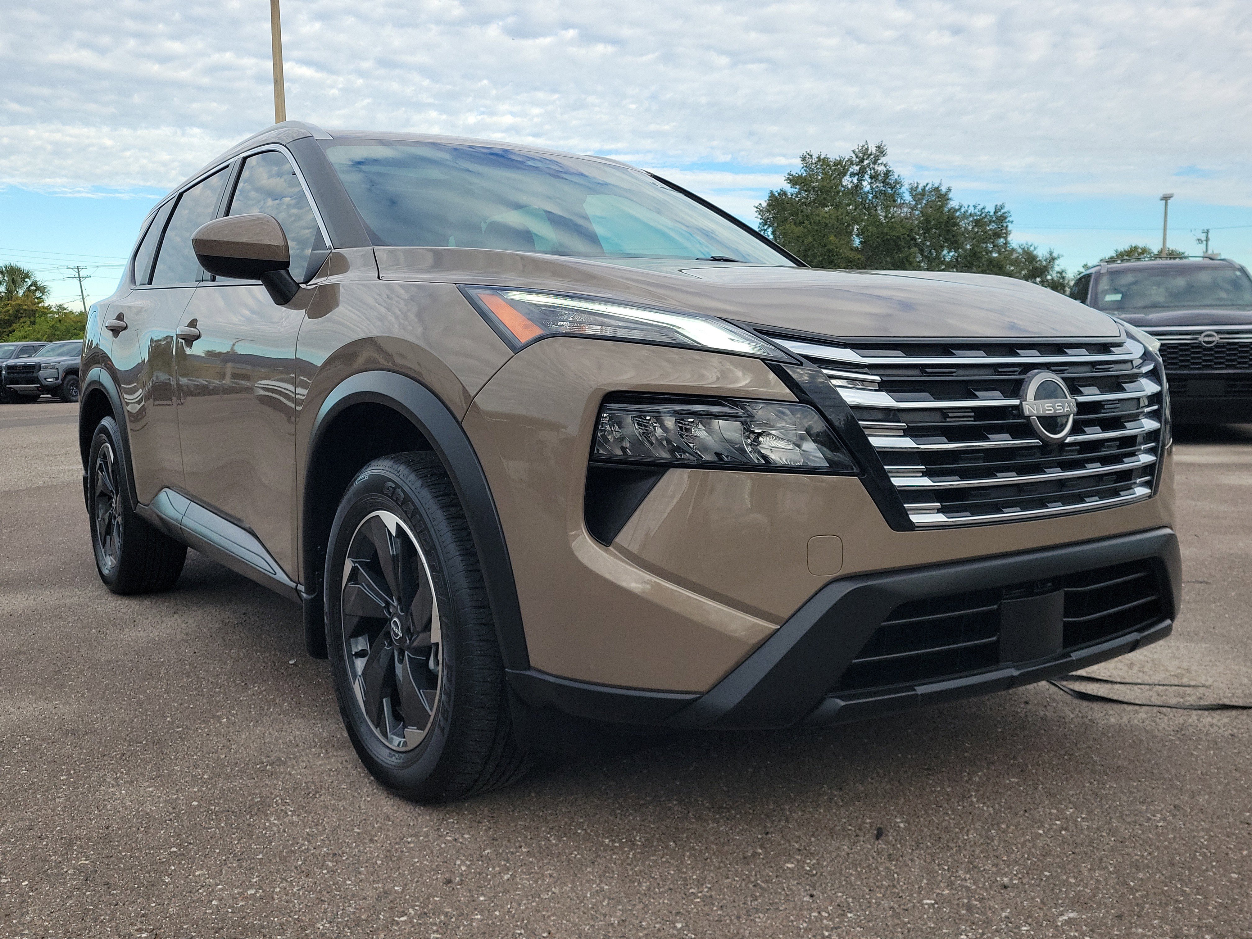 Used 2024 Nissan Rogue SV w/ SV Premium Package image 2